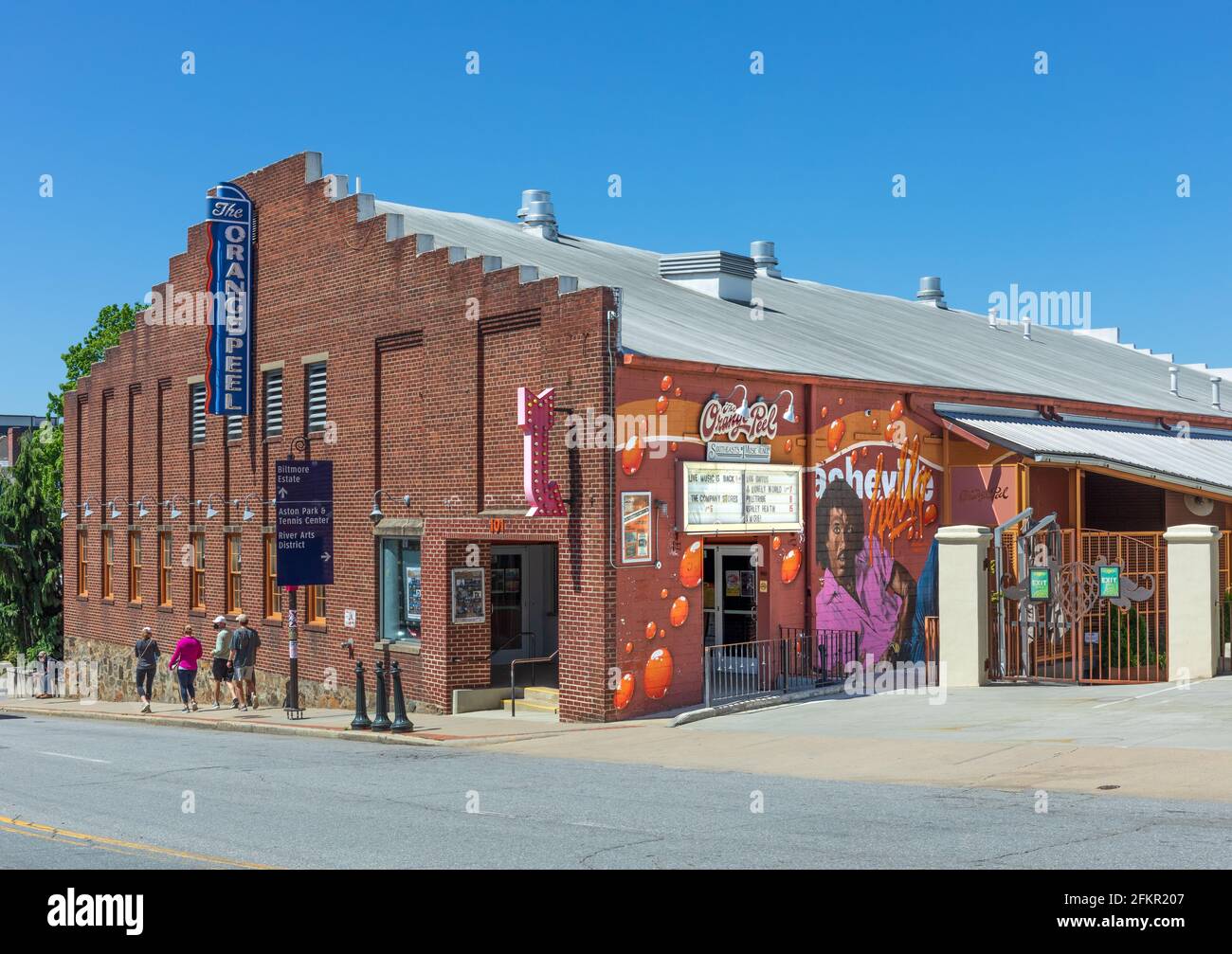 ASHEVILLE, NC, USA-1 MAI 2021: The Orange Peel, un lieu de musique live sur Biltmore Avenue. Image diagonale avant du bâtiment avec les jeunes qui marchent. Banque D'Images