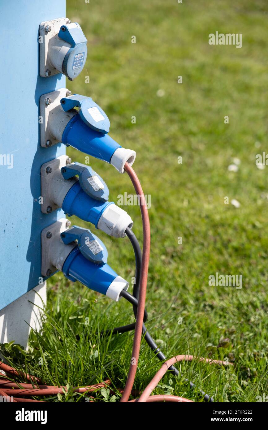 Une rangée verticale de prises électriques mises à la terre sur un camping pour alimenter les campeurs, les caravanes et les tentes en électricité Banque D'Images
