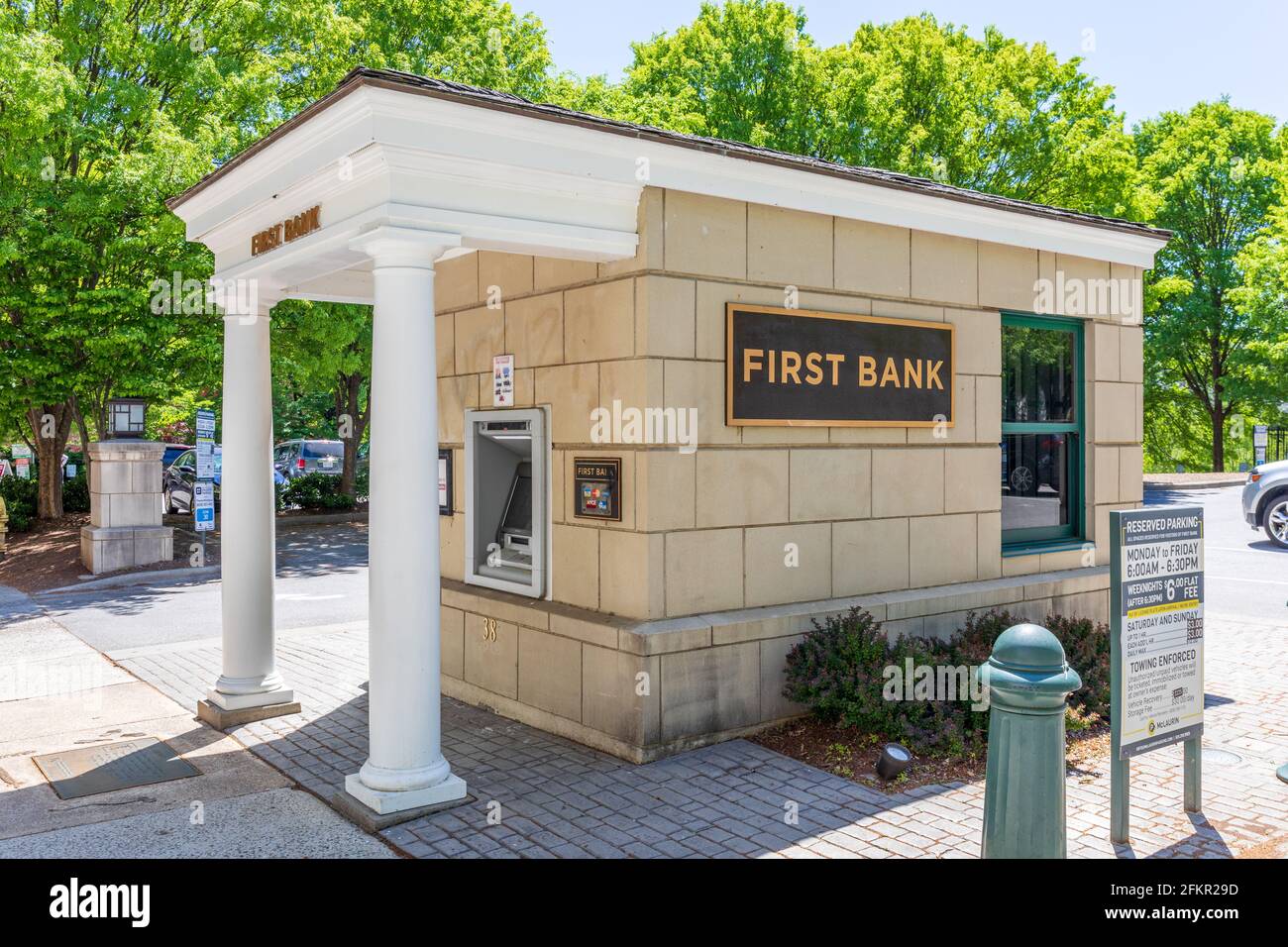 ASHEVILLE, NC, USA-1 MAI 2021 : bâtiment de guichet automatique First Bank sur Patton Ave Banque D'Images