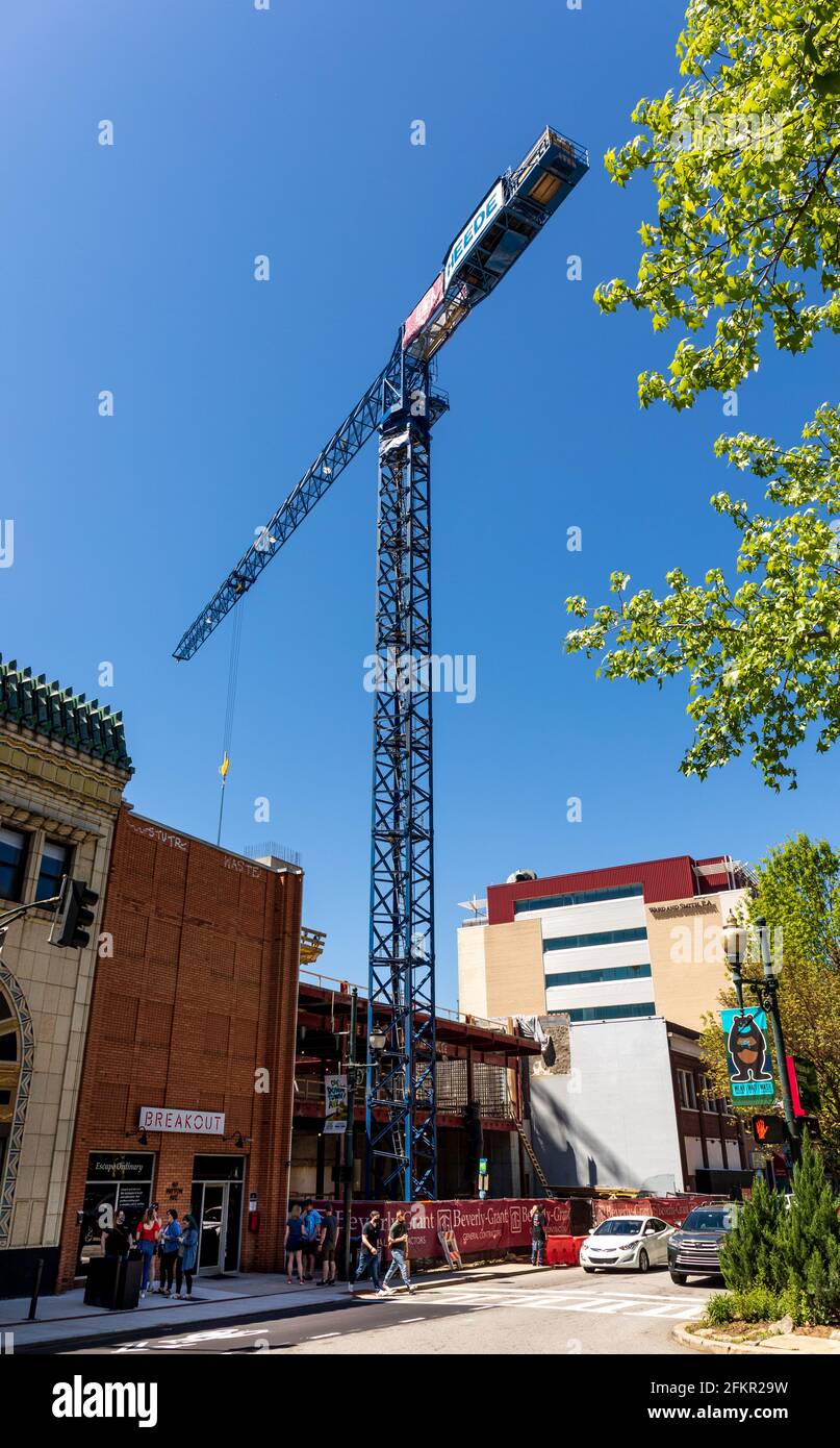 ASHEVILLE, NC, USA-1 MAI 2021: Construction sur la restauration de Patton, Paris Hôtel montre une grande grue, des gens sur le trottoir. Ensoleillé, jour de printemps. Banque D'Images