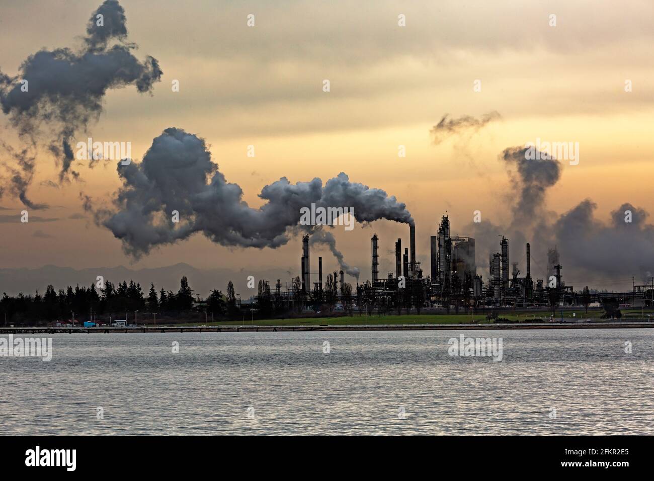 WA19562-00...WASHINGTON - raffineries de pétrole à March point sur Fidalgo Bay à Anacortes. Banque D'Images