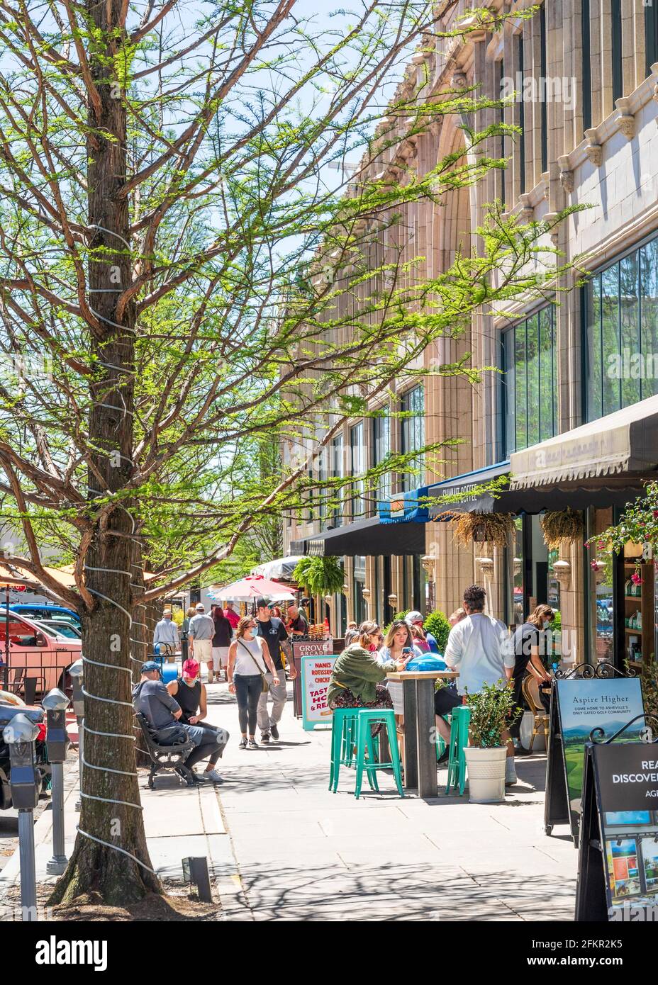 ASHEVILLE, NC, USA-1 MAI 2021 : Diners et acheteurs sur page Ave. Dans le centre-ville d'Asheville, le printemps est chaud et ensoleillé. Masques de protection contre les virus visibles. Banque D'Images