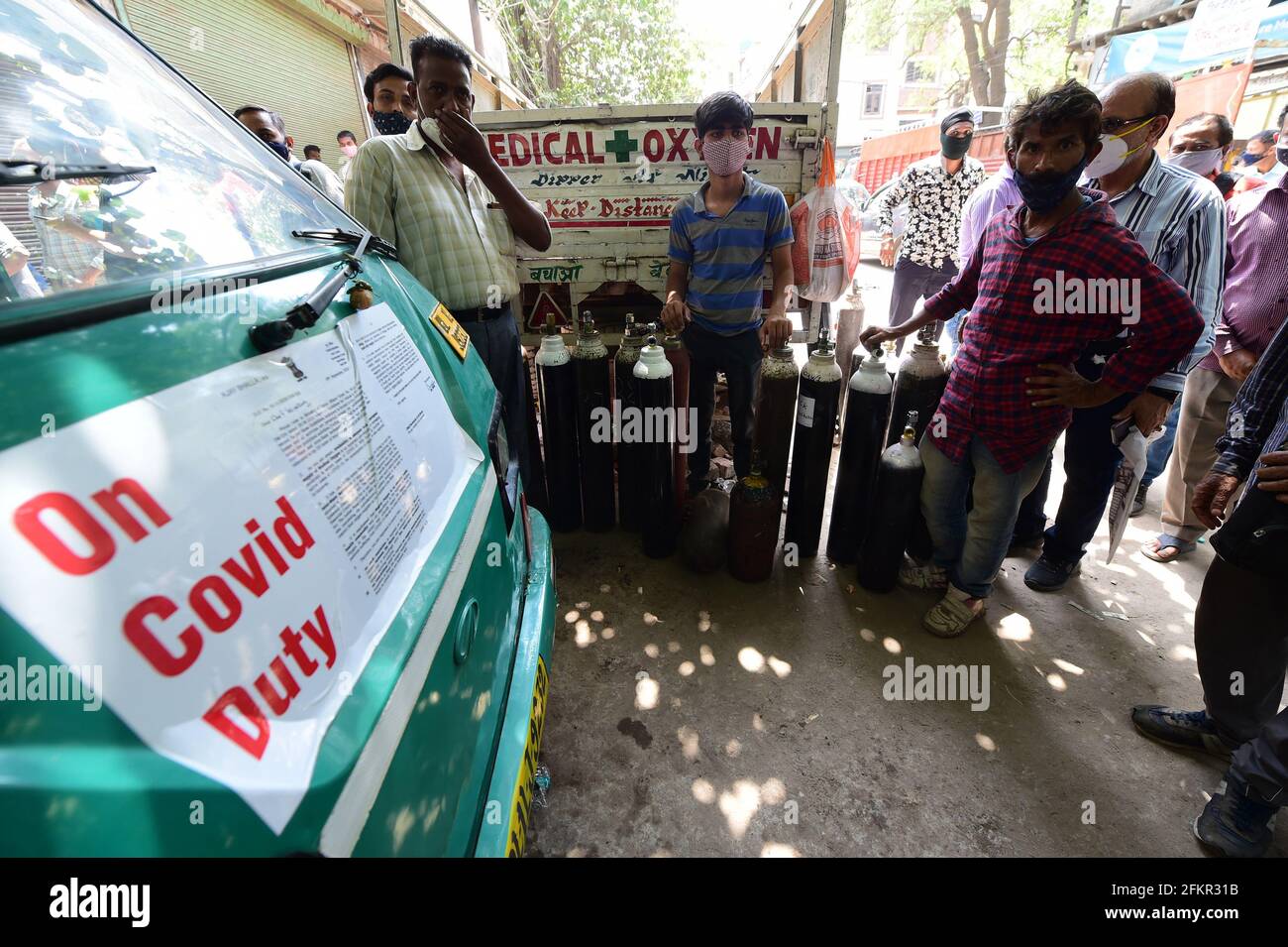 New Delhi, Inde. 03ème mai 2021. Les membres de la famille des patients COVID-19 attendent à l'extérieur d'un centre de remplissage d'oxygène pour remplir leurs bouteilles vides, car la demande de gaz augmente en raison de la pointe des cas de coronavirus, à New Delhi, Inde, le lundi, mai 3, 2021. Photo par Abhishek/UPI crédit: UPI/Alay Live News Banque D'Images