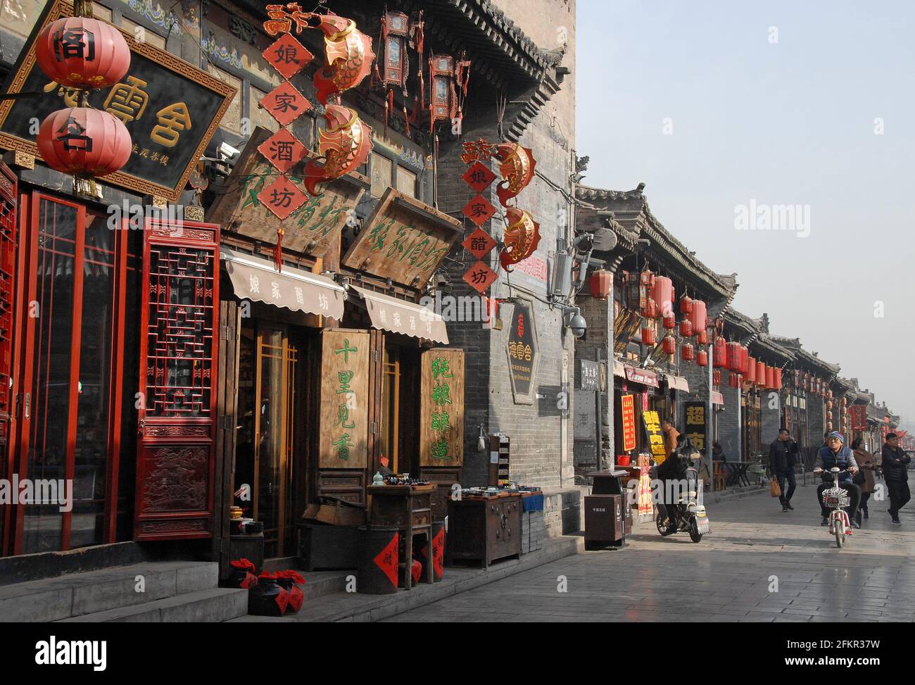 Pingyao dans la province du Shanxi, en Chine : une rue principale à Pingyao avec un hôtel, des boutiques et des magasins Banque D'Images