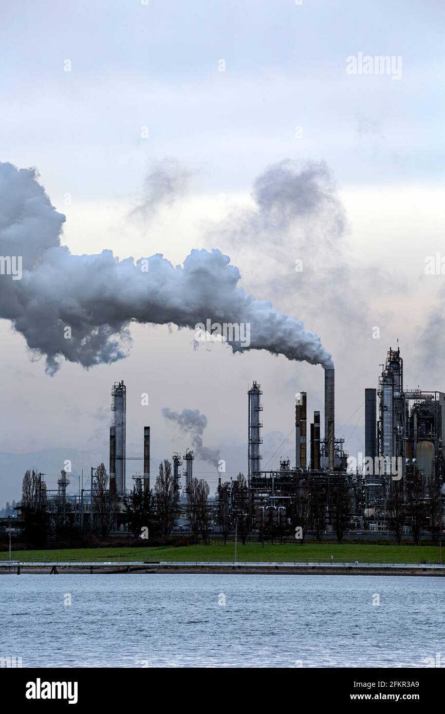 WA19566-00...WASHINGTON - fumée produite aux raffineries de pétrole à March point sur Fidalgo Bay près d'Anacortes. Banque D'Images