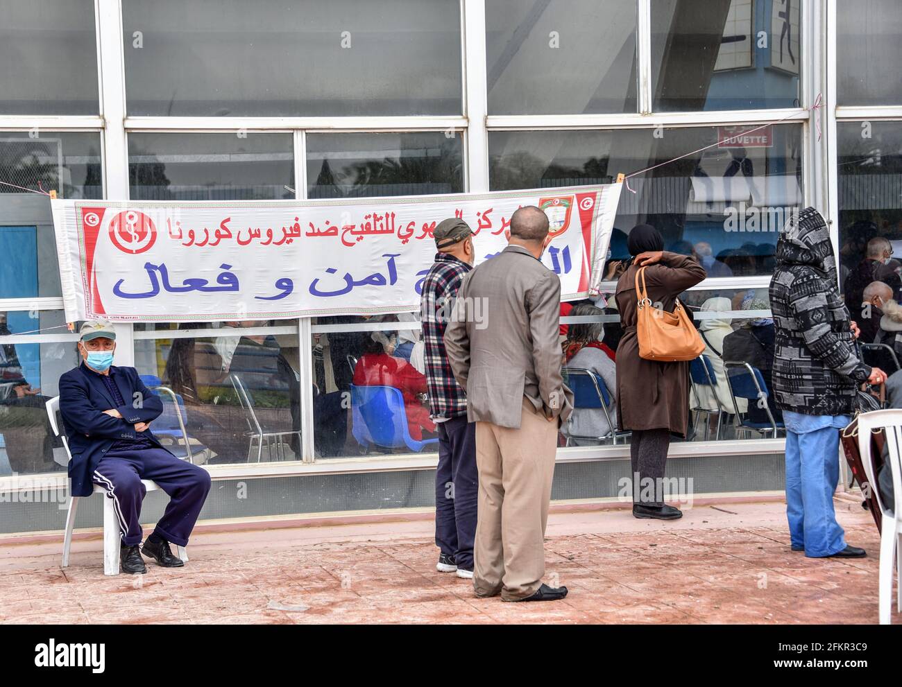 Tunis, Tunisie. 03ème mai 2021. Les personnes âgées attendent de se faire vacciner contre le COVID-19 devant la salle de sport d'El-Menzah, dans la capitale tunisienne. (Photo de Jdidi wassim/SOPA Images/Sipa USA) crédit: SIPA USA/Alay Live News Banque D'Images