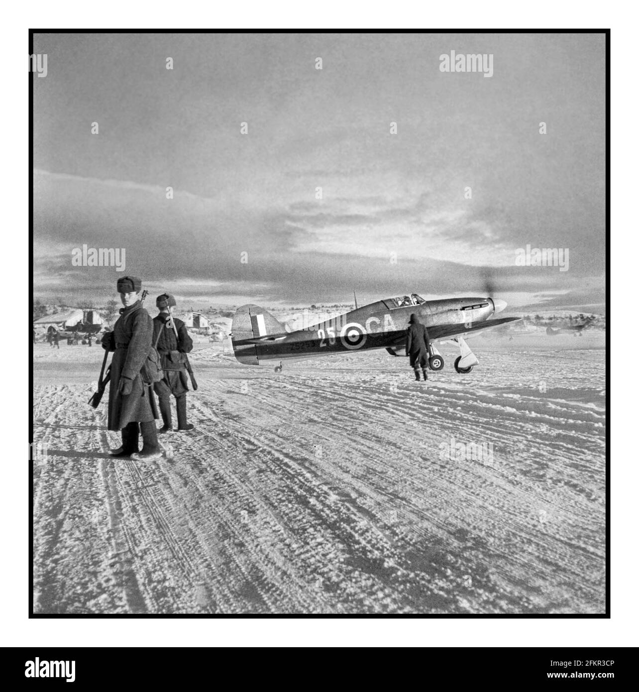 WW2 URSS RAF Hawker Hurricane Mk 11B taxis du 134 Escadron Passé les saisies russes à Mourmansk Russie dans la neige Octobre 1941 Union soviétique Banque D'Images