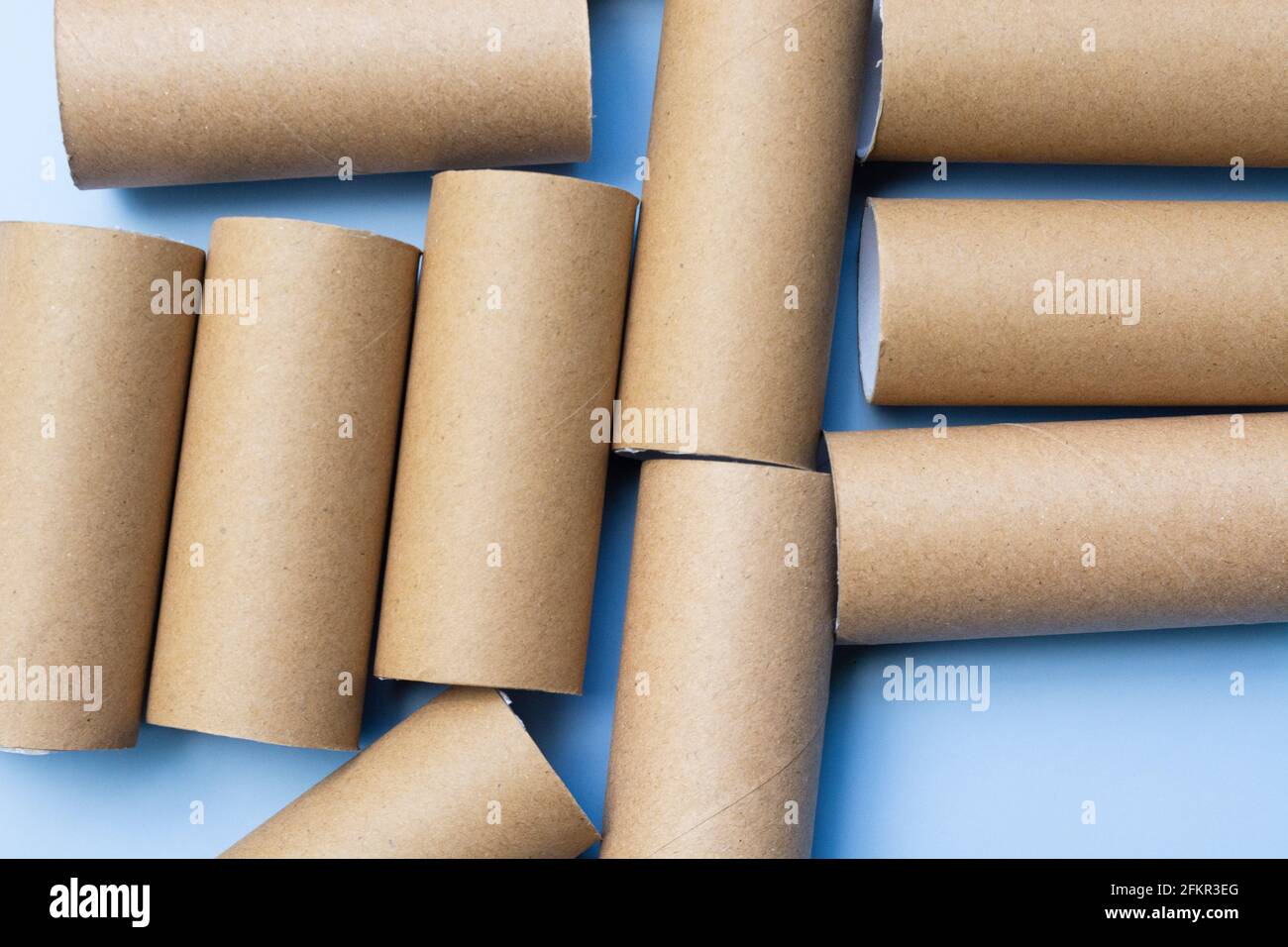 Vider les rouleaux de toilettes sur fond bleu clair Banque D'Images