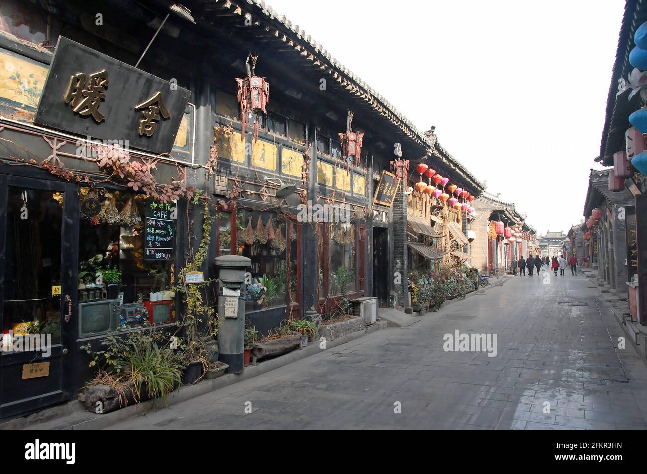 Pingyao dans la province du Shanxi, Chine : une route à Pingyao avec des cafés, des restaurants, des magasins et des magasins Banque D'Images