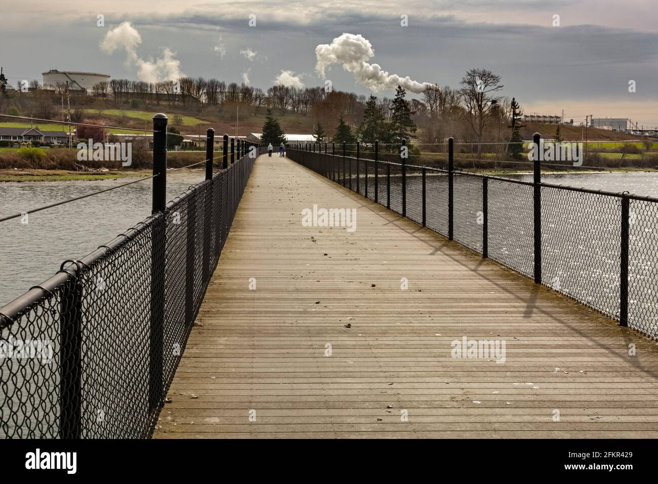 WA19569-00...WASHINGTON - le pont de Fidalgo Bay sur le Tommy Thompson Trail avec la raffinerie Puget Sound au loin. Banque D'Images