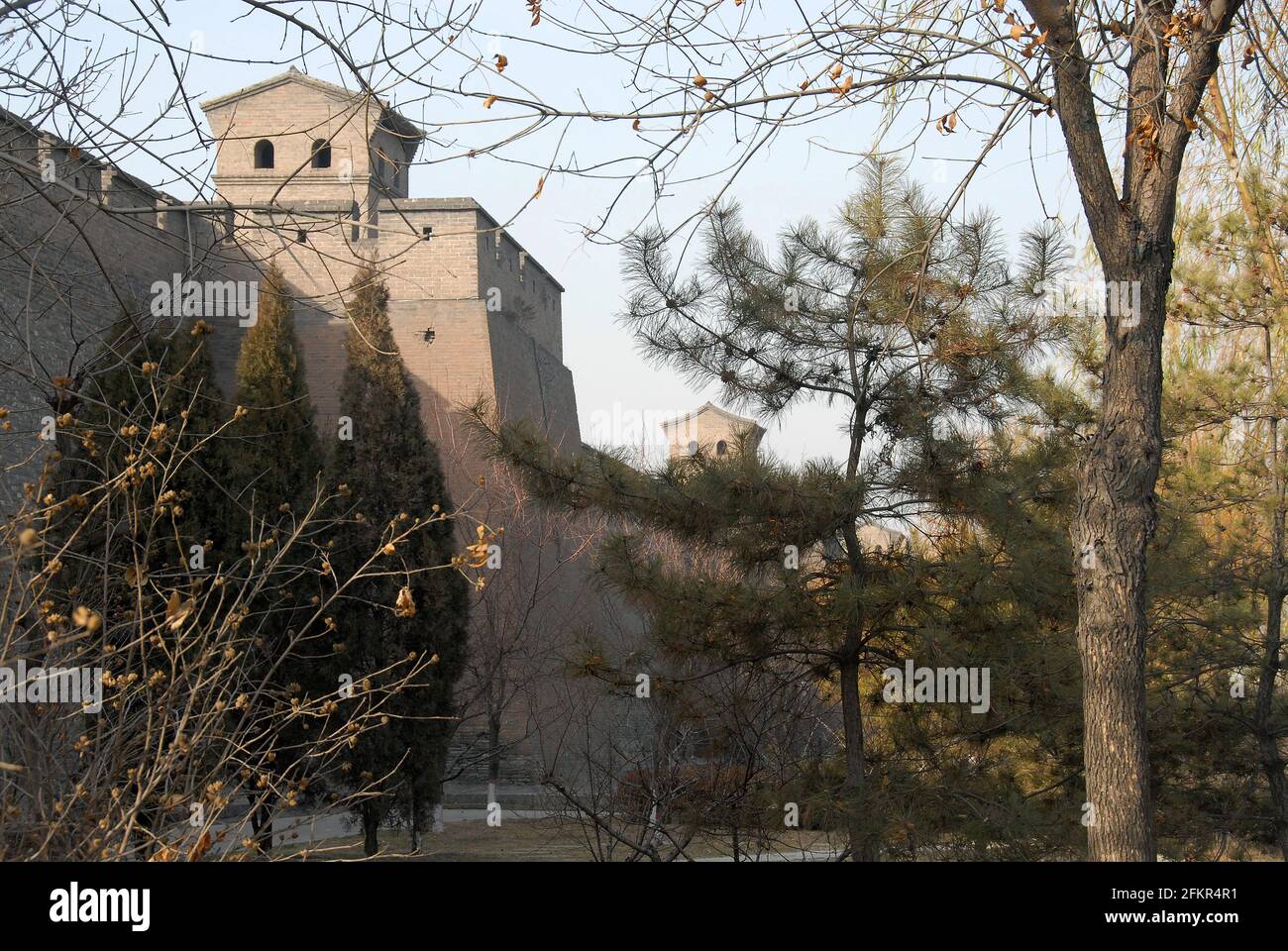 Pingyao dans la province du Shanxi, Chine. Mur de la ville de Pingyao et tours de guet vus du parc à côté de l'ancien mur. Banque D'Images