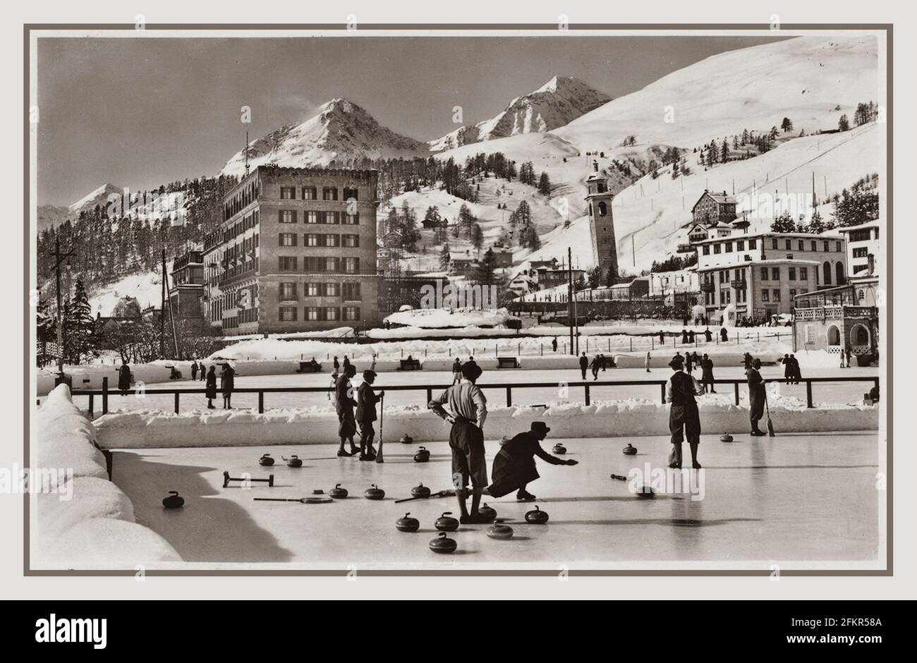Vintage St Moritz patinoire 1900's B&W curling sports hiver patinoire vacances en Suisse avec hôtel de luxe derrière Saint Moritz Suisse Banque D'Images