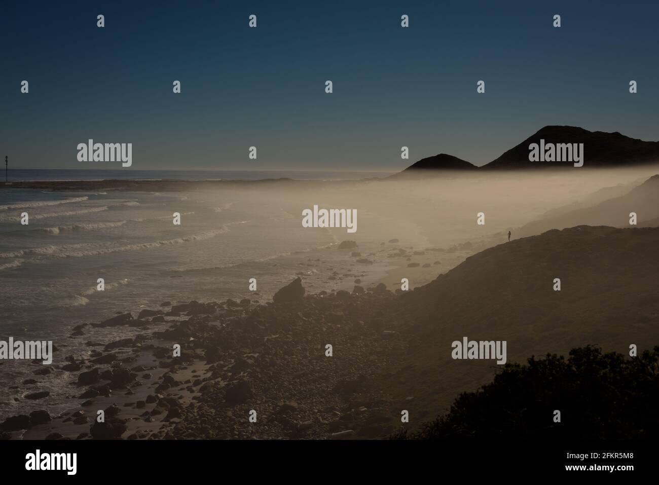 Les événements réguliers de brume de mer donne le petit règlement résidentiel de Misty Cliffs son nom. Situé près du Cap, le long de la péninsule du Cap en Afrique du Sud Banque D'Images