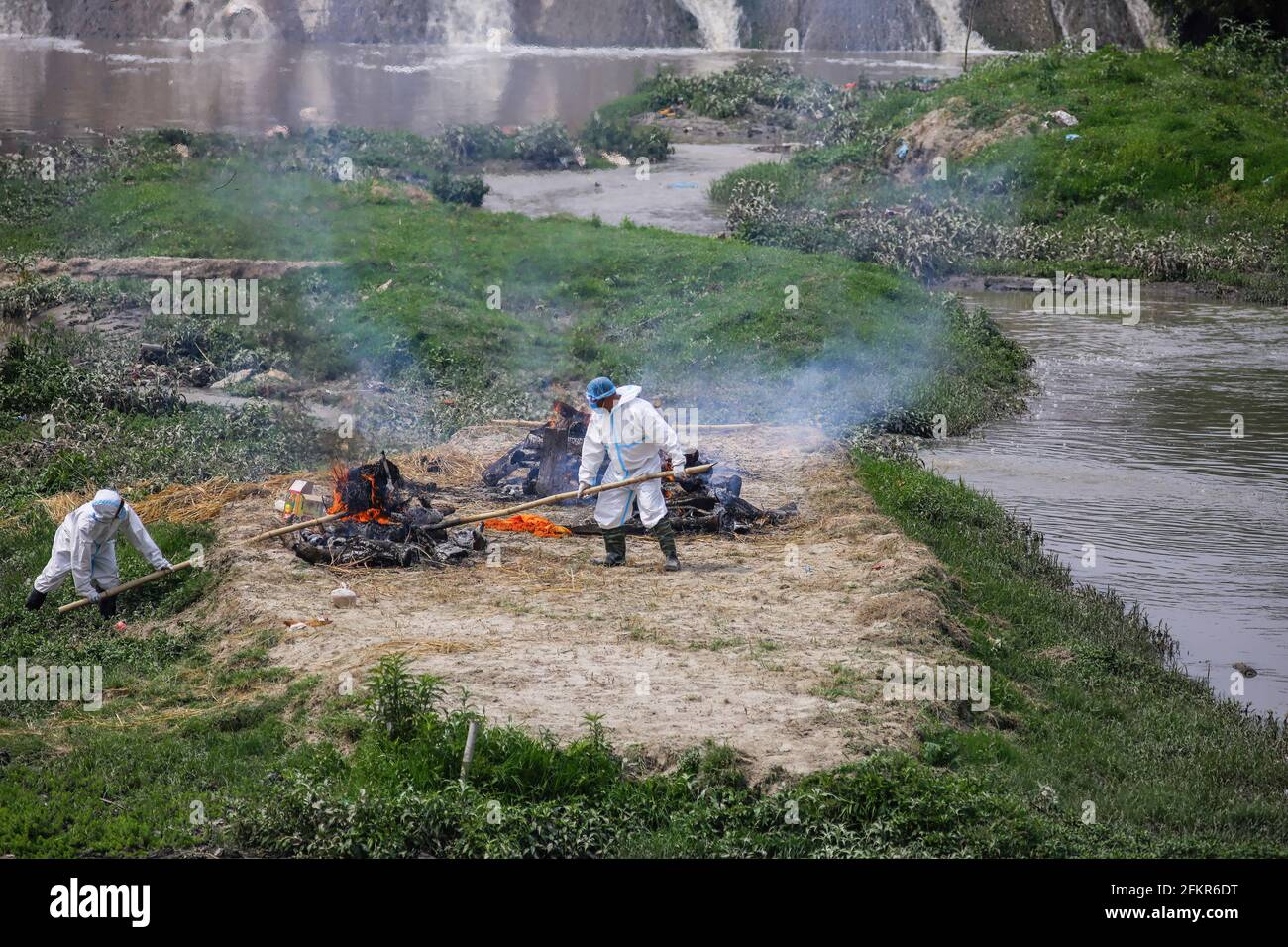 Katmandou, Népal. 03ème mai 2021. Des hommes népalais†sont vus porter des équipements de protection individuelle (EPI) qui font le corps d'une victime de la COVID-19 sur la rive de la rivière Bagmati. Le gouvernement népalais a interdit tous les vols intérieurs et internationaux jusqu'au 14 mai 2021, le nombre de cas de COVID-19 continuant d'augmenter dans le pays. (Photo de Sunil Pradhan/SOPA Images/Sipa USA) crédit: SIPA USA/Alay Live News Banque D'Images