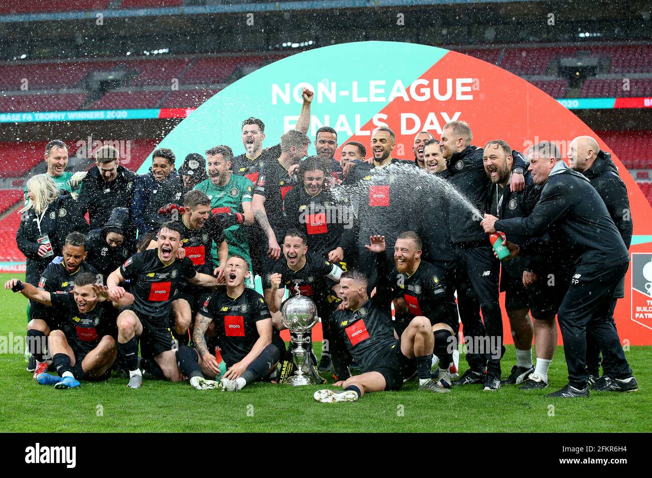 Londres, Angleterre, 3 mai 2021. L'équipe de Harrogate Town célèbre après avoir remporté le match final du Buildbase FA Trophy au stade Wembley, à Londres. Crédit photo à lire: Paul Terry / Sportimage crédit: Sportimage / Alay Live News Banque D'Images