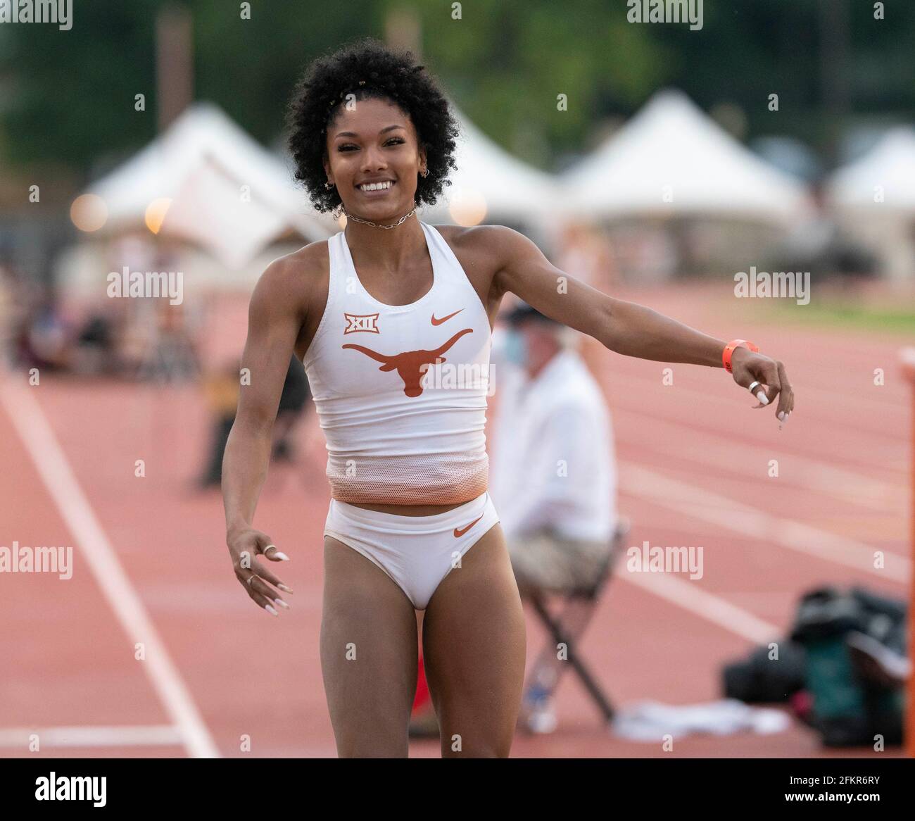 Austin, Texas, États-Unis. 1er mai 2021. Tara Davis, l'as du saut de longue durée des femmes de l'Université du Texas, sourit après une victoire facile au Texas Invitational alors qu'elle poursuit sa quête pour une place dans l'équipe olympique américaine de 2021. Credit: Bob Daemmrich/Alamy Live News Credit: Bob Daemmrich/Alamy Live News Banque D'Images