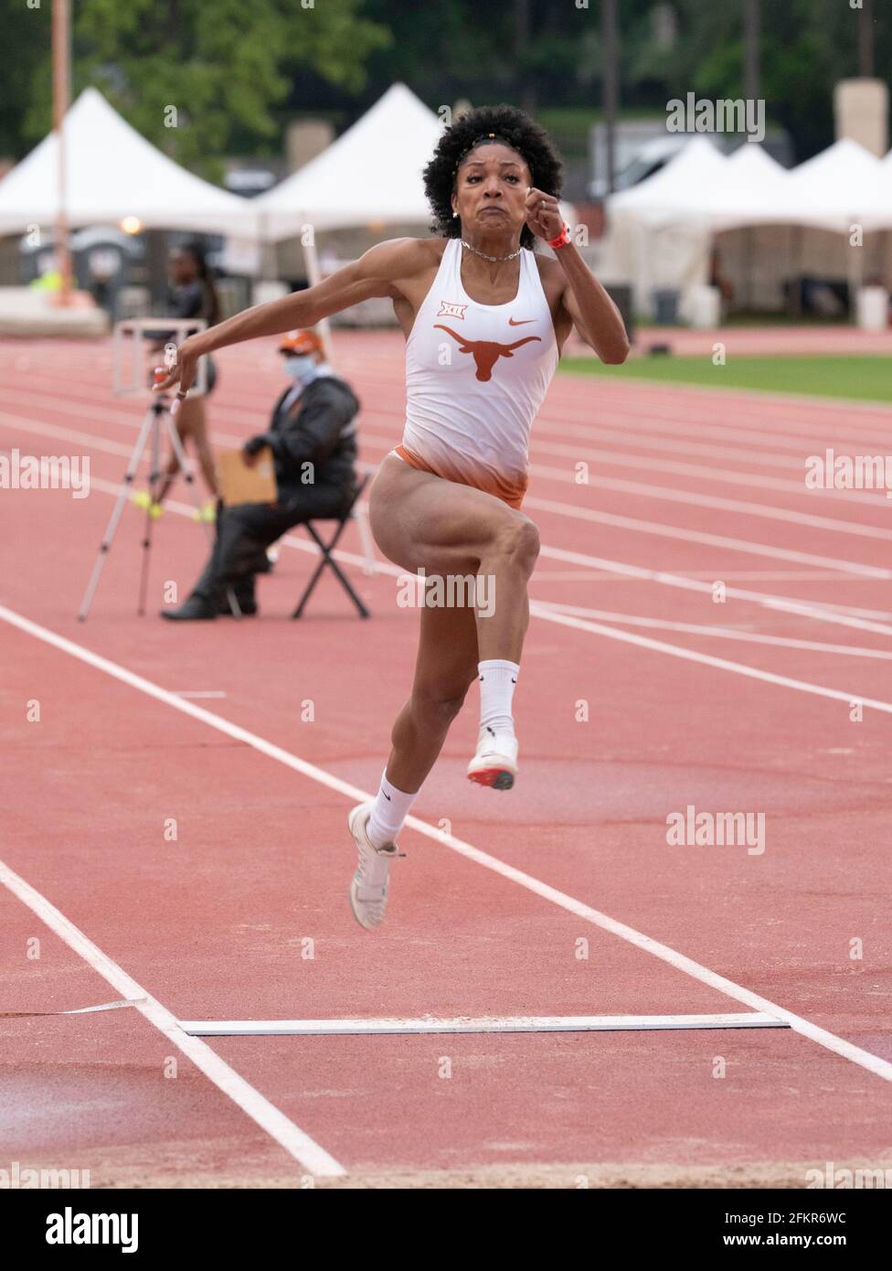 Austin, Texas, États-Unis. 30 avril 2021. TARA DAVIS, l'as du saut de longue durée des femmes texanes, s'est lancée dans une victoire facile au Texas Invitational alors qu'elle poursuit sa quête pour une place dans l'équipe olympique américaine de 2021. Davis, un junior, a battu un record de 35 ans dans les relais du Texas établi en 1985 par la légende olympique Jackie Joyner-Kersee crédit: Bob Daemmrich/ZUMA Wire/Alay Live News Banque D'Images