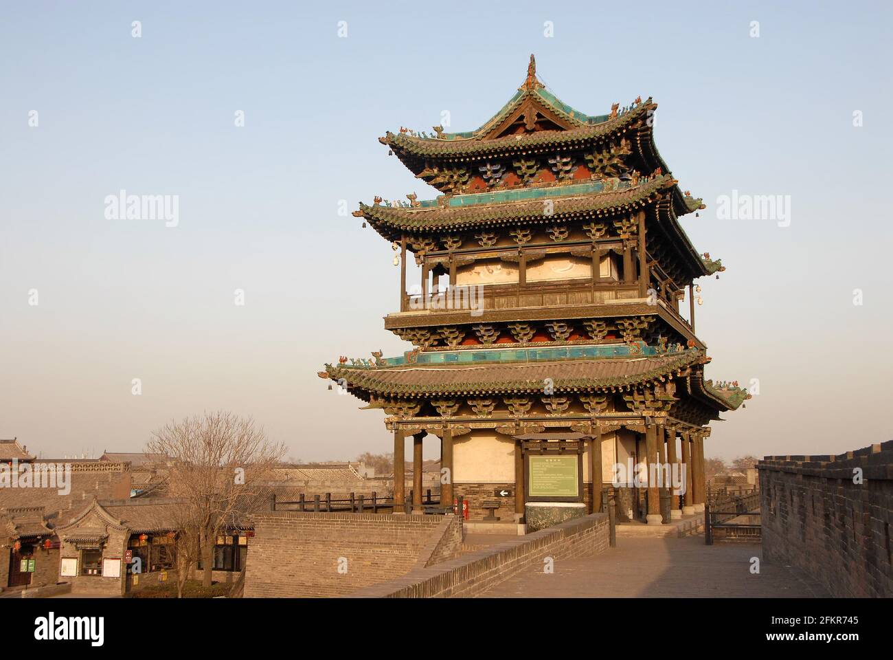 Pingyao dans la province du Shanxi, Chine. La tour de la porte sud de Pingyao mur de la ville vu dans le soleil du soir. Banque D'Images