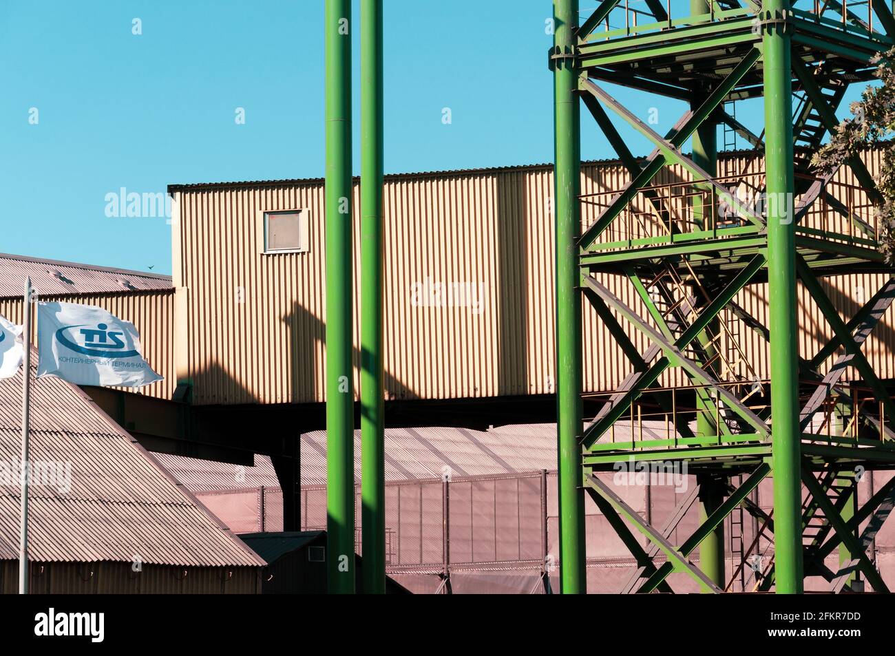 Terminal à conteneurs du Groupe TIS Ukraine plus grand port de fret sec. Escalier en métal peint en vert sur le fond et le drapeau du mur d'entrepôt côtelé Banque D'Images