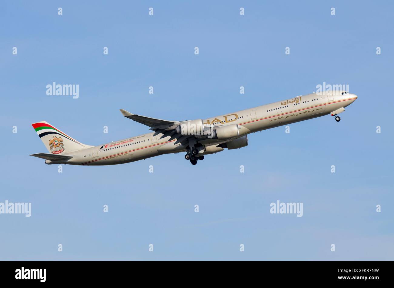 Etihad Airways Airbus A340 avion de ligne A6-EHH décollage de l'aéroport de Londres Heathrow, Royaume-Uni. Publicité du Grand Prix F1 d'Abu Dhabi 2010 Banque D'Images