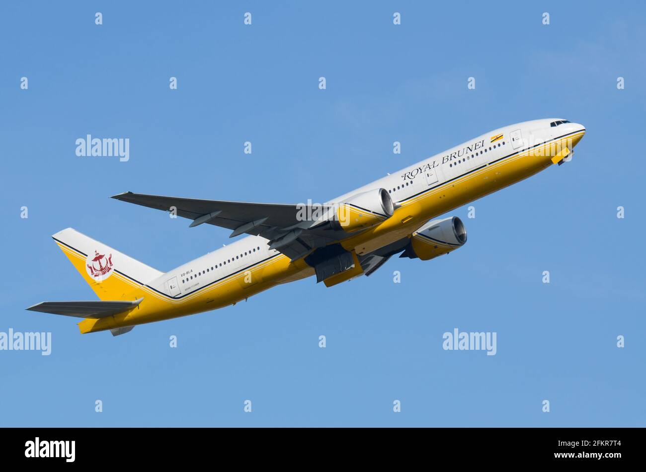 Royal Brunei Airlines Boeing 777 avion de ligne V8-BLA décollage de l'aéroport de Londres Heathrow, Royaume-Uni sur un vol long courrier. Ciel bleu vif Banque D'Images