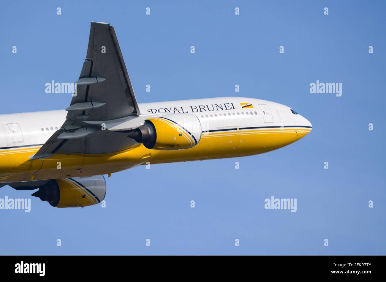 Royal Brunei Airlines Boeing 777 avion de ligne V8-BLA décollage de l'aéroport de Londres Heathrow, Royaume-Uni sur un vol long courrier. Ciel bleu vif Banque D'Images
