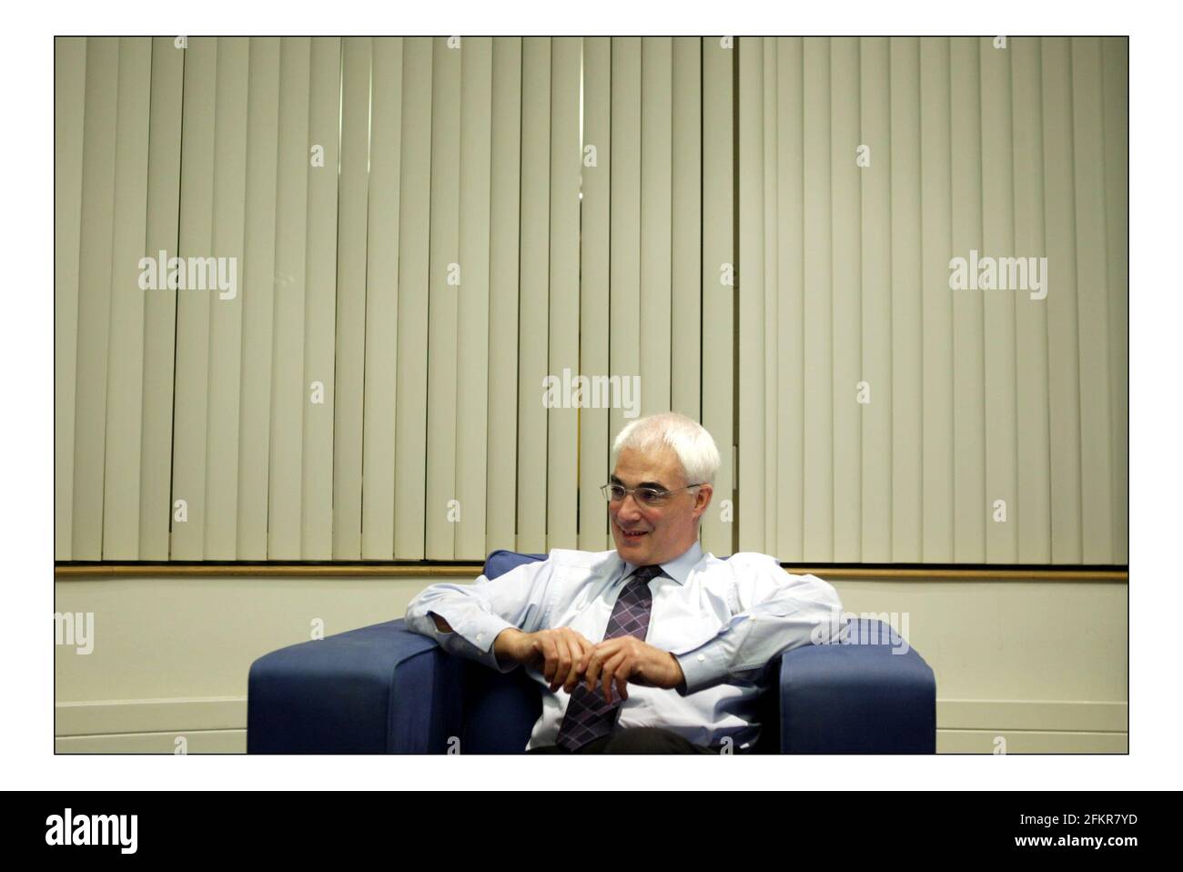 Alastair Darling dans son bureau à Londres.pic David Sandison 21/12/2004 Banque D'Images