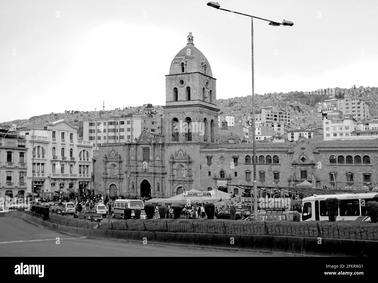 Image monochrome de la place San Francisco avec la basilique de San Francisco, une importante église baroque historique de la Paz, en Bolivie Banque D'Images