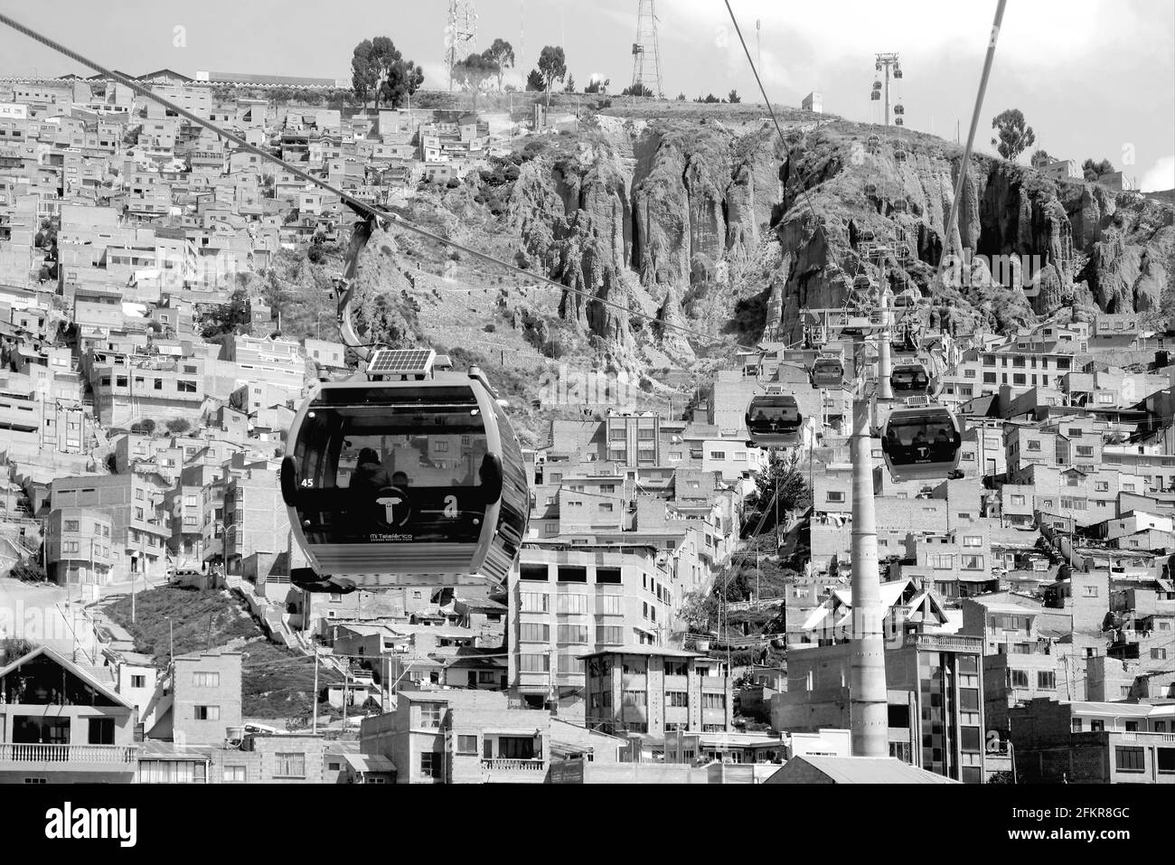 Mi Teleferico, le réseau de transport urbain par téléphérique aérien desservant la région métropolitaine de la Paz-El Alto avec la Paz CityScape, Bolivie en monochrome Banque D'Images