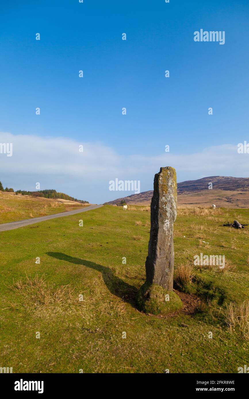 Pierre debout près de l'église paroissiale sur l'île d'Eigg, en Écosse Banque D'Images