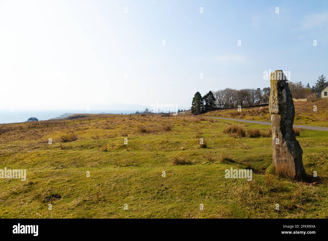 Pierre debout près de l'église paroissiale sur l'île d'Eigg, en Écosse Banque D'Images