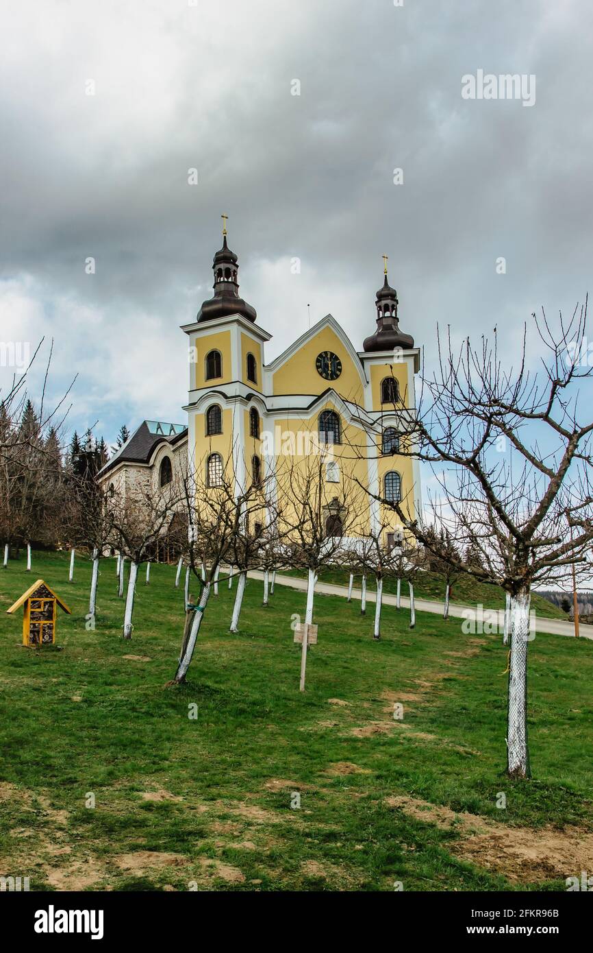 L'église reconstruite de l'Assomption de la Vierge Marie à Neratov, Orlicke montagnes, République Tchèque.lieu important de pèlerinage, a un verre spectaculaire Banque D'Images