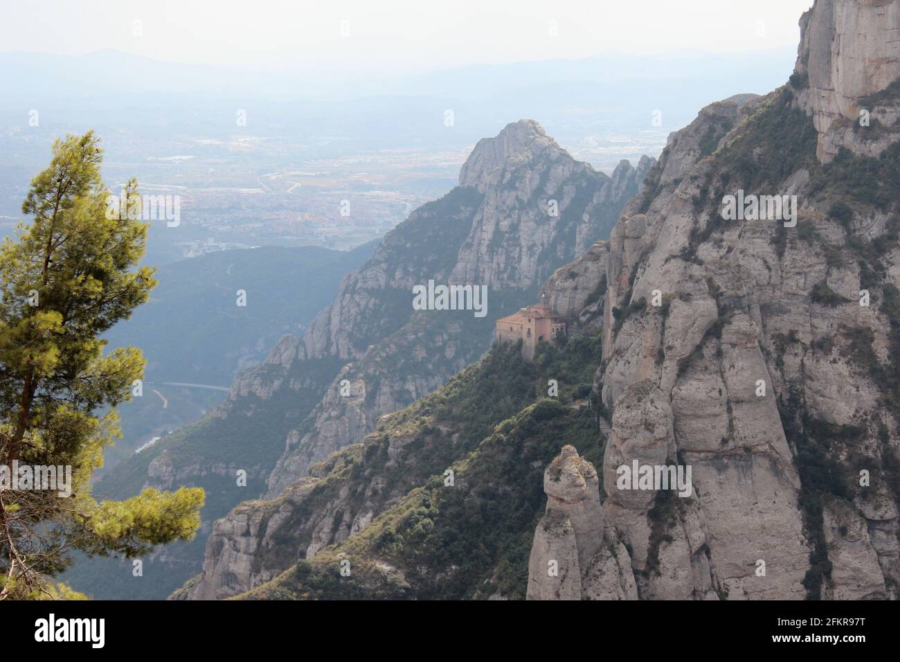 Bâtiment Lone construit dans une falaise comme vu de Montserrat, Espagne Banque D'Images