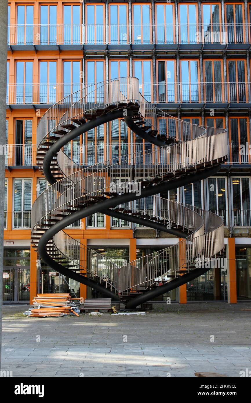L'escalier en spirale sans fin n'est pas un lieu où « réécrire les escaliers » à Munich, en Allemagne, au siège social de KPMG Banque D'Images