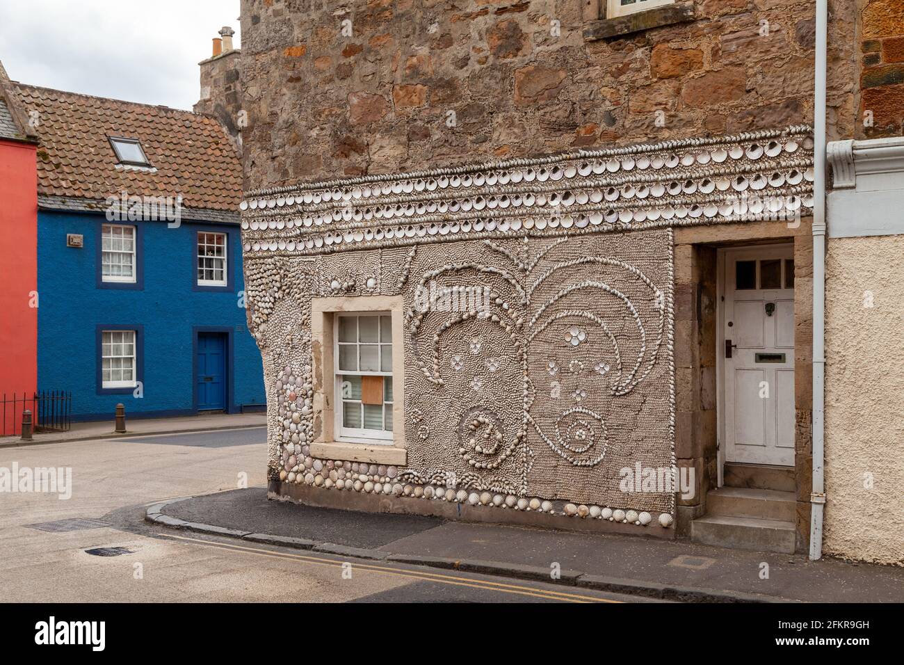 Une maison à Anstruther décorée de coquillages dans le mur du bâtiment Banque D'Images