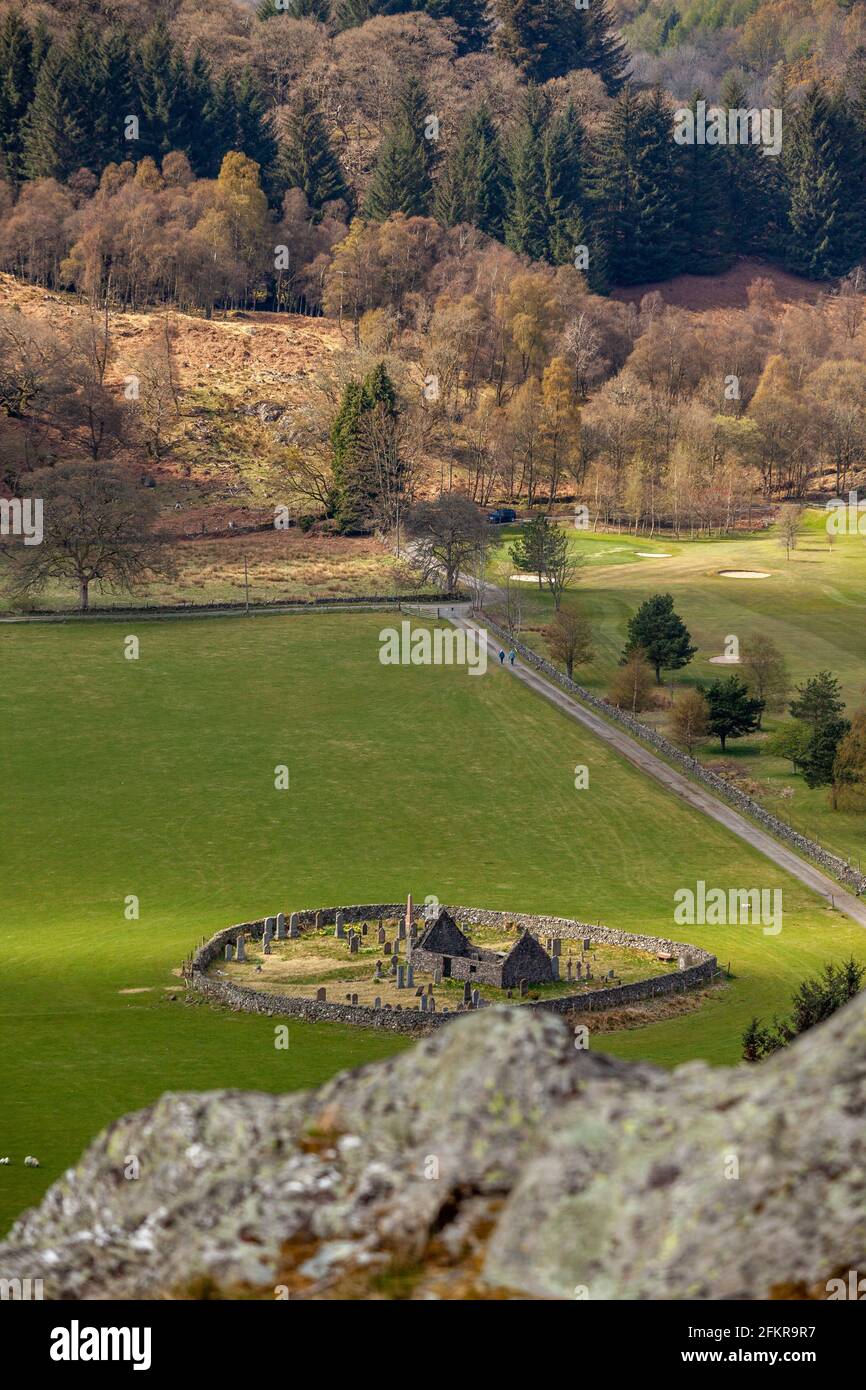 Vue depuis le sommet de Dundurn - St Fillans Hill en direction de la chapelle Saint Fillan, en Écosse. Banque D'Images