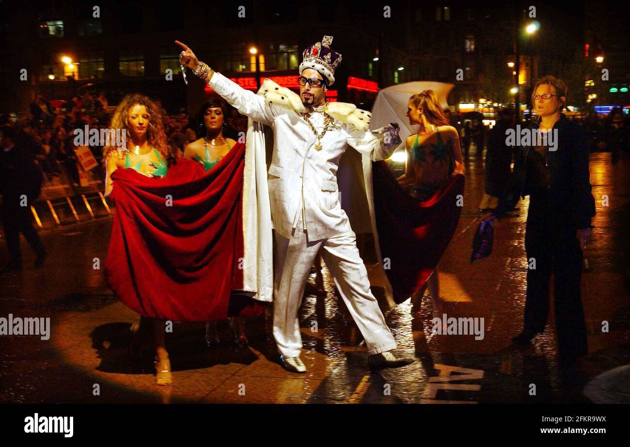 Le personnage Ali G arrive pour la première de film de Ce qu'il étoiles intitulé 'Ali G Indahouse'.20 juillet 2002 photo Le paradis d'Andy Banque D'Images