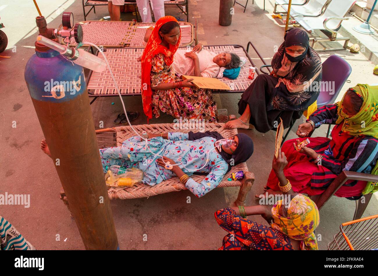 Ghaziabad, Inde. 03ème mai 2021. Un patient Covid-19 ayant des difficultés respiratoires est vu respirer par un masque à oxygène avec un cylindre d'oxygène à côté de son extérieur Gurudwara Sri Guru Singh Sabha Indirapuram. Crédit : SOPA Images Limited/Alamy Live News Banque D'Images