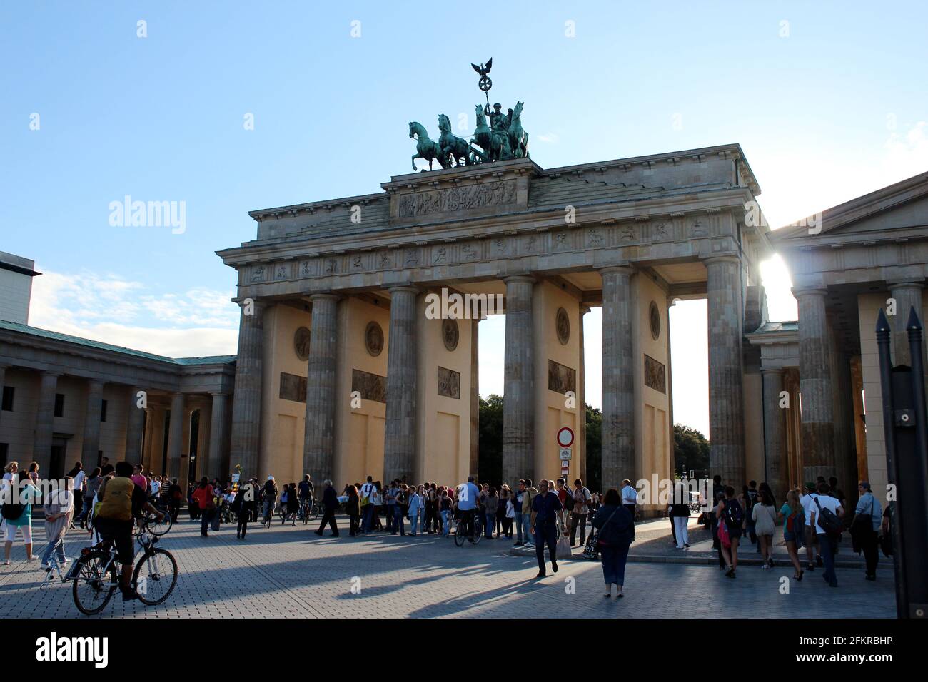 Porte de Brandebourg à Berlin, Allemagne avec les touristes et le soleil qui brille Banque D'Images