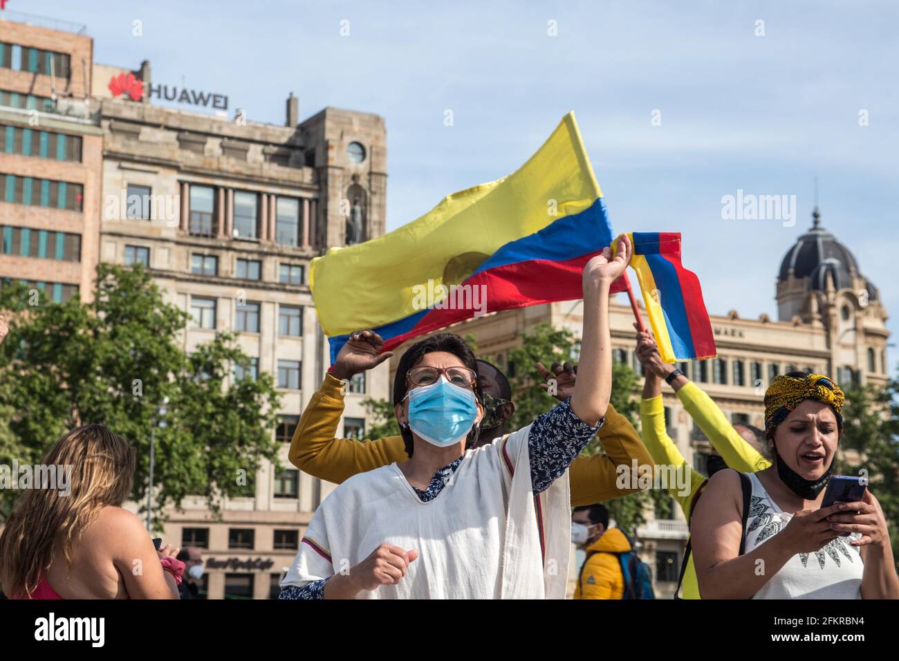 Barcelone, Catalogne, Espagne. 3 mai 2021. Les manifestants sont vus avec des drapeaux colombiens.les Colombiens vivant à Barcelone ont manifesté en faveur de la ''grève civique indéfinie'', les manifestations qui ont rempli les villes colombiennes pendant des jours contre les politiques du président Ivan Duque Marquez, Qui comprend la réforme du travail, la réforme de la santé, la réforme de la Pensional et de demander justice pour les près de mille cas d'abus de la police enregistrés pendant les marches des derniers jours. Credit: Thiago Prudencio/DAX/ZUMA Wire/Alay Live News Banque D'Images