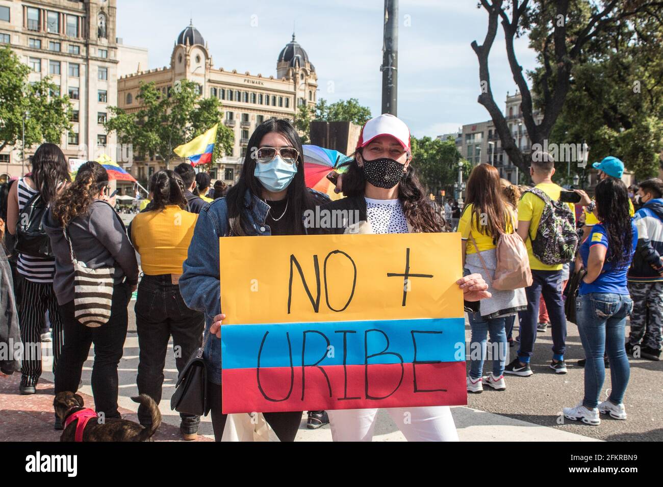 3 mai 2021, Barcelone, Catalogne, Espagne: Les manifestants sont vus avec une bannière qui dit: Pas de mas Uribe (Alvaro Uribe, ancien président de Colombie du même parti que l'actuel Iván Duque Marquez).les Colombiens vivant à Barcelone ont manifesté en faveur de la ''grève civique indéfinie', Les manifestations qui ont rempli les villes de Colombie pendant des jours contre les politiques du président, Ivan Duque Marquez, qui comprend la réforme du travail, la réforme de la santé, la réforme de la Pensional et de demander justice pour les près d'un millier de cas d'abus de police enregistrés pendant les marches de la dernière Banque D'Images