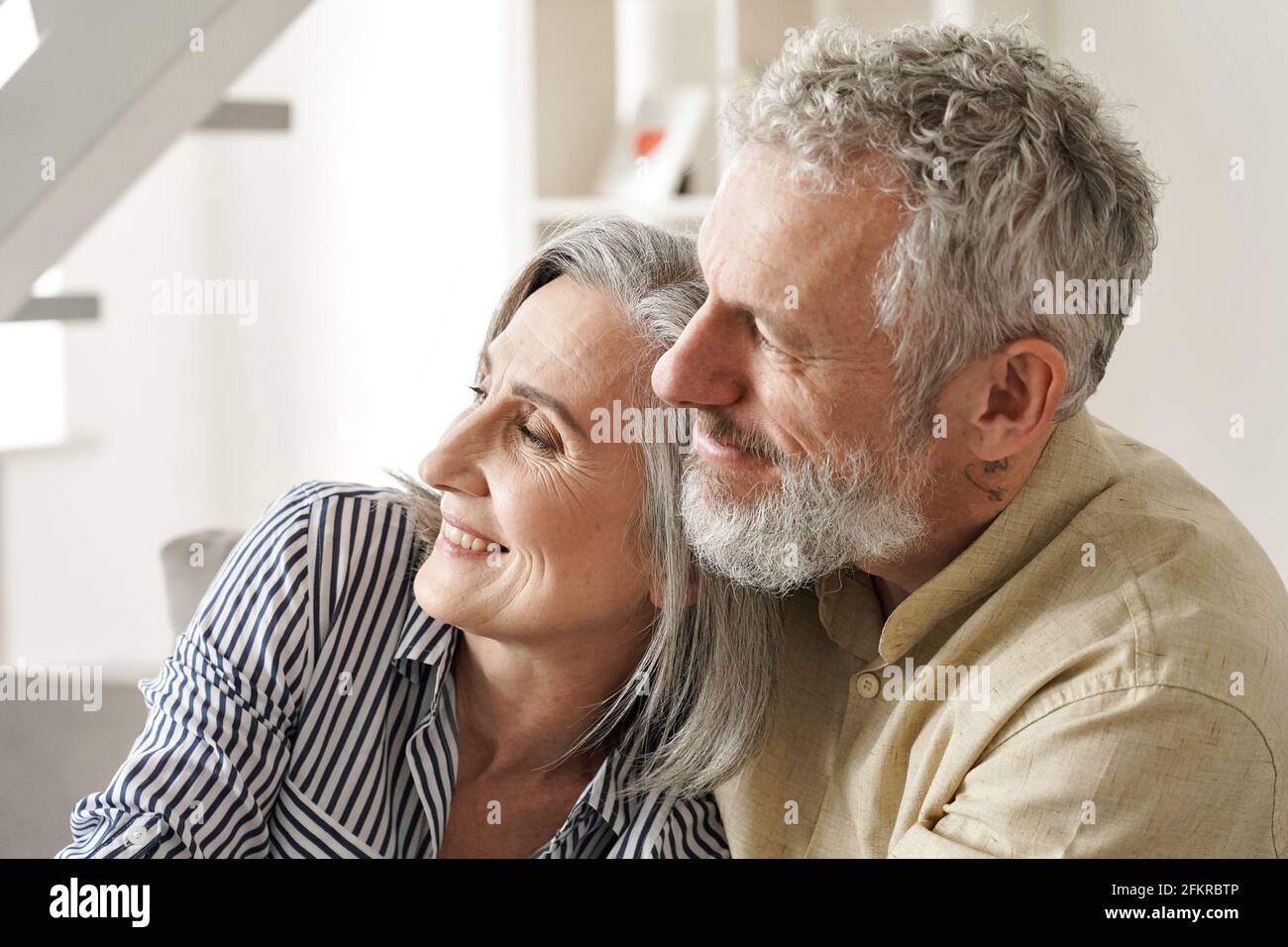 Heureux couple âgé mûr enserrer, lier, penser, rêver de bon avenir. Banque D'Images