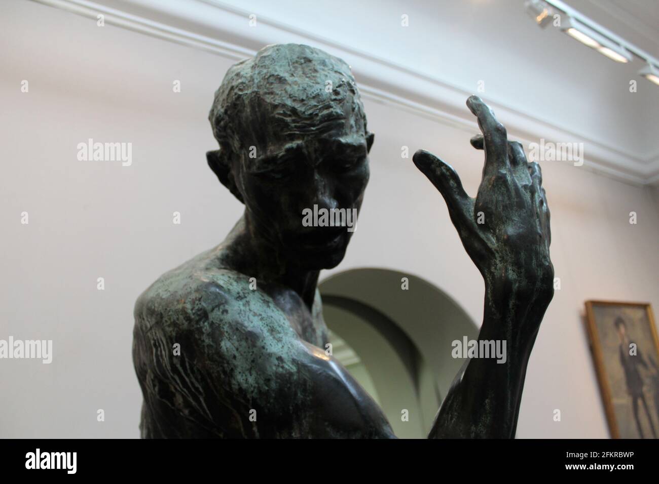 Bronze vert Métal Statue de l'homme en détresse dans le musée Galerie Banque D'Images