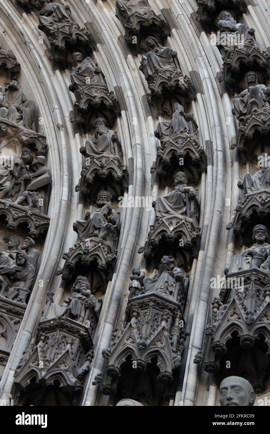 Gros plan sur l'architecture des statues de l'entrée de la cathédrale de Cologne Banque D'Images