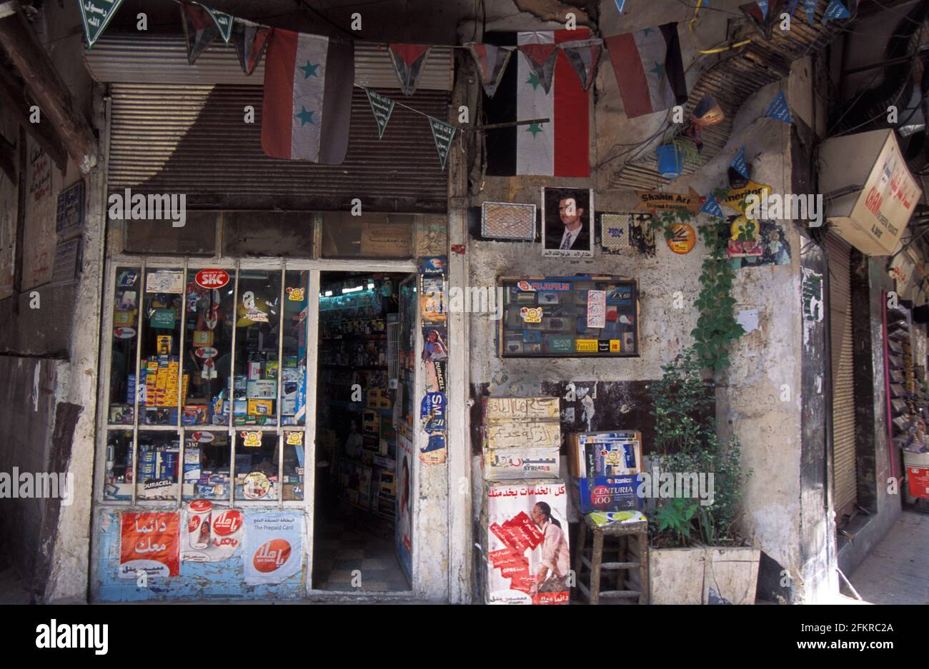 Façade avec drapeau syrien et affiche présidentielle à Al-Hamidiyah Souq, Damas, Syrie Banque D'Images