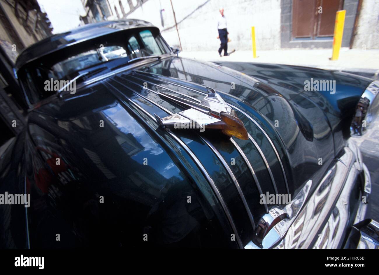 Décoration de capot en Chieftain 1954 de Pontiac. Green Pontiac dans une rue de Damas, Syrie Banque D'Images