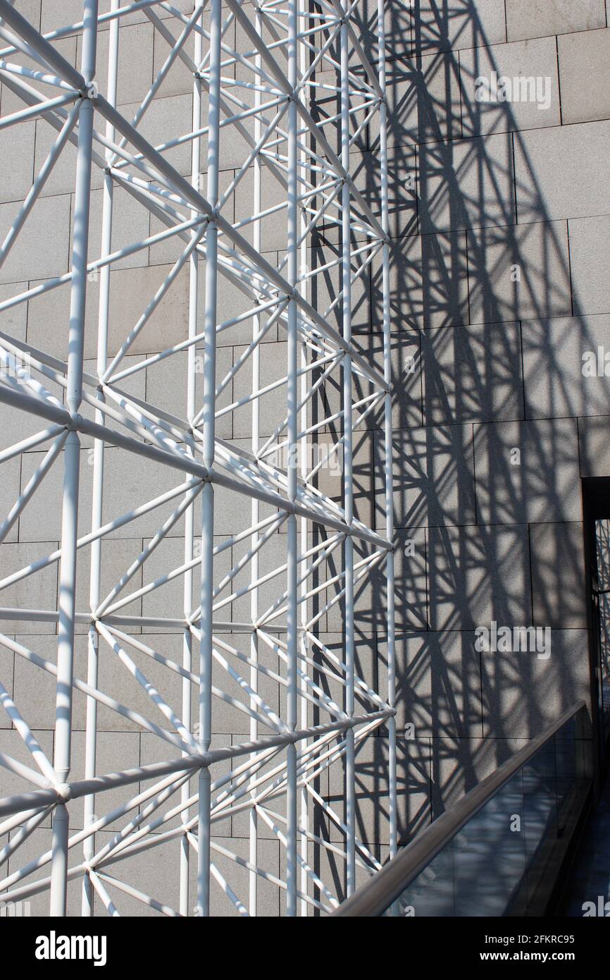 Écran extérieur de mur de treillis blanc abstrait avec mur de pierre en arrière-plan. Ville des Sciences et de l'Industrie au Parc de la Villette. Paris, France Banque D'Images