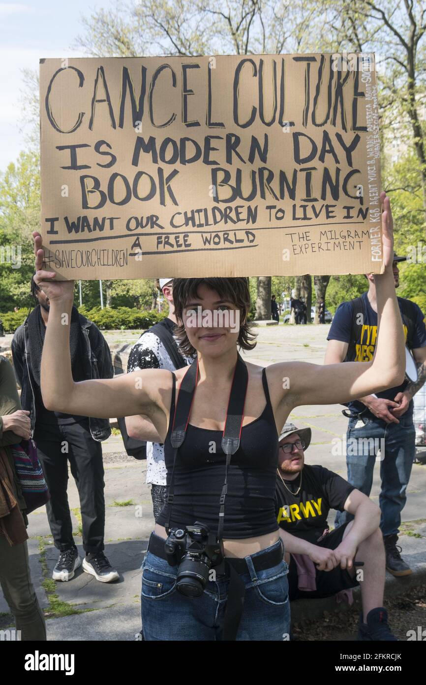 Rassemblement et marche pour la liberté de la santé, aucun vaccin Covid-19 obligatoire et aucun passeport vaccinal aux États-Unis. Pour faire valoir ce point, la plupart des participants ne portaient pas de masques et ont également le sentiment qu'il y a une fausse propagande concernant l'innocuité et l'efficacité non prouvées des 3 principaux vaccins à l'heure actuelle. Banque D'Images