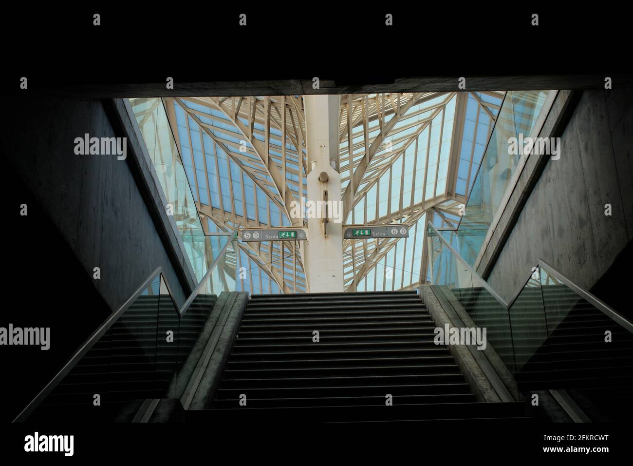 Vue depuis les escaliers de la gare de Lattice en métal blanc à Lisbonne, Portugal conçu par Santiago Calatrava Banque D'Images