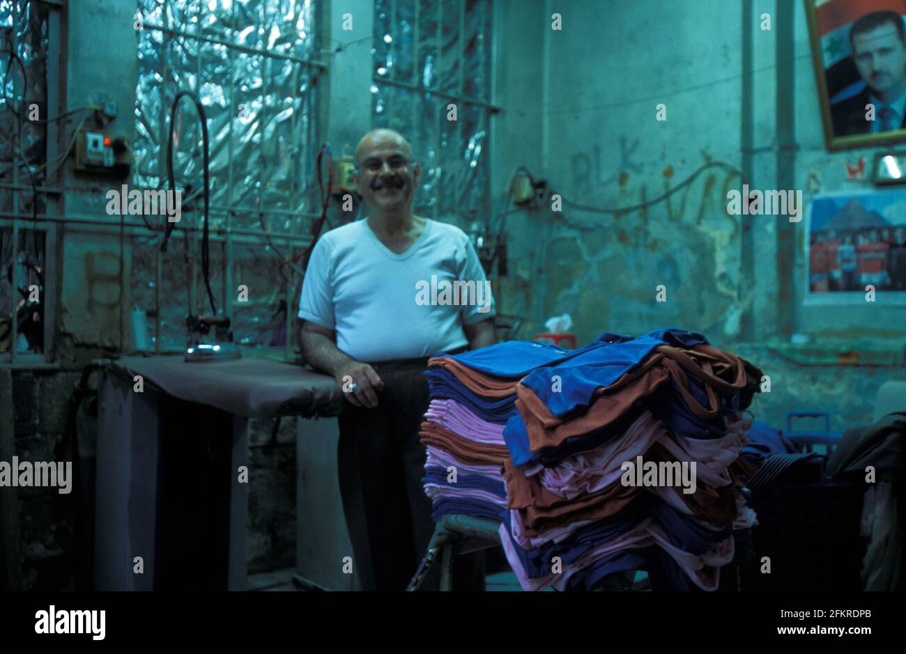 Homme avec son fer dans son magasin à Al-Hamidiyah Souq, Damas, Syrie Banque D'Images